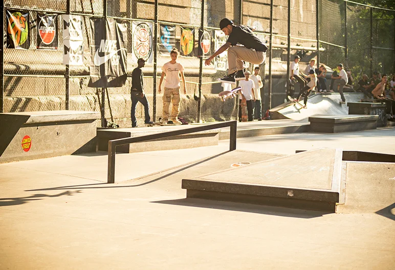 <!--mauriodaoty-->

Kickflip frontside noseblunt - Damn Am NYC