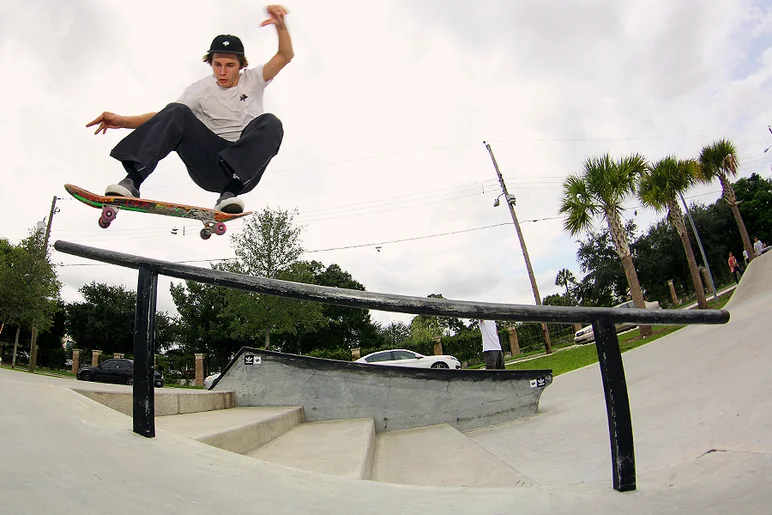 <!--gsd17-->

Marse Farmer - Fakie Ollie over the Rail