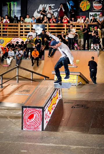 <!--am17satquals-->

Mike Piwowar gets Independent’s Best Trick kicked off with a Switch Heel Tail 270.