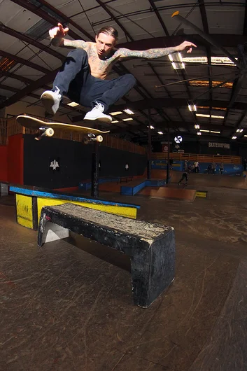 <!--curtissesh17-->

Chris Jata - Heelflip