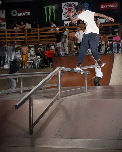 <!--sr19photos-->

Kris Clayton : BS 180 Nosegrind Back to Forward