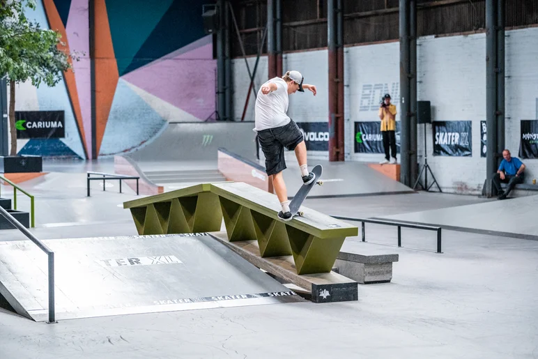 These hubbas got hit from all directions. Front blunt from Bart Buikman. 


<!--damnamnetherlandsday3-->