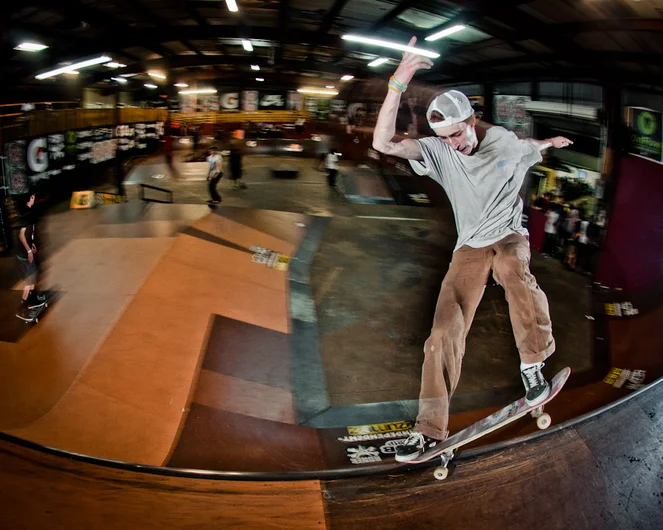 <!--ta14-sd-->

Nice long nosegrind from Eli Williams.