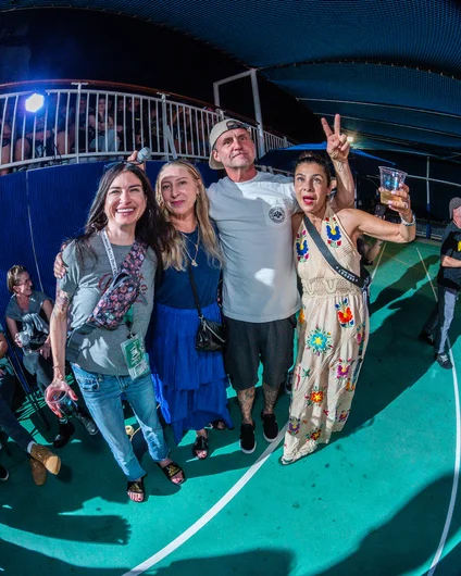 Hide your kids, hide your wife, Schaefer is hugging erybody out there!

<!--floggingmollycruise23-->