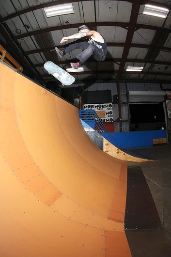 <!--2017coursepart2-->
Mikey aka Leopold - Kickflip Fakie