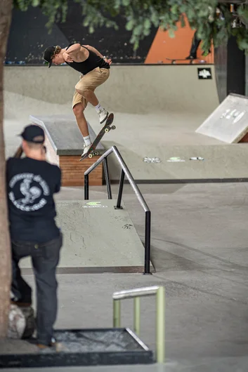 More Bart, with a Backside Noseblunt Slide this time.  What’s with this filmer getting foreground props again?!  Background props are one thing, but to just post up in the foreground like that is just thirsty and petty!

<!--damnambreda22qualifiersphotos-->