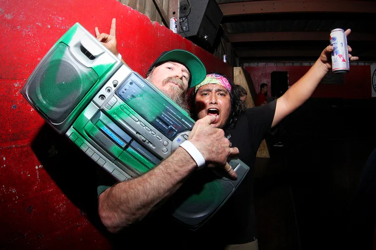 <!--ombj18-->
Willy and Spike feeling the energy!