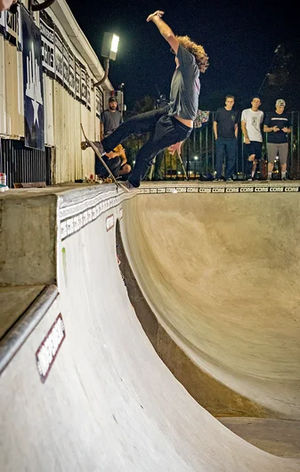 <!--pro19satnight-->

Steven Pineiro is a Front Blunt King, here he slides one over the doorway.