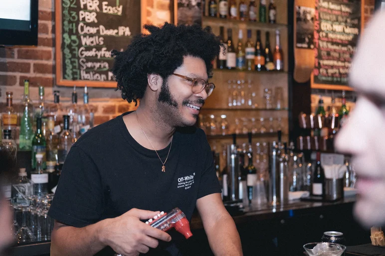 <!--pro19thursnight-->

Thanks Louis Jr. for keeping those drinks full all night.