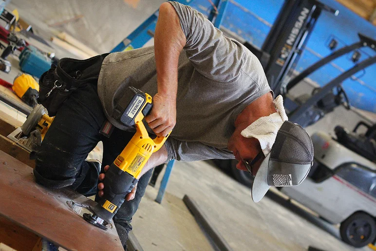 <!--coursedemo17-->

Ben Johnson from Ramp Doctors carves out a hole for some railing.