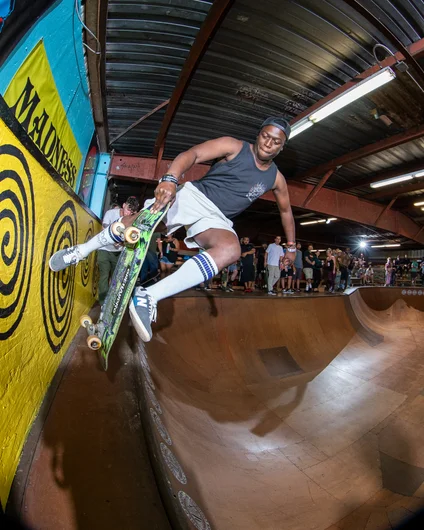 Timmy bouncin' off the wall to fakie

<!--ombj2022-->