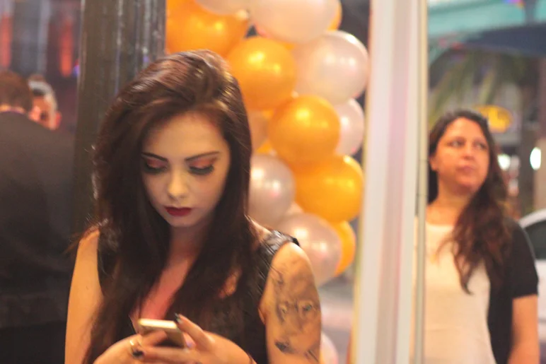 <!--PRO15FRINIGHT-->
I guess it was formal night at Prana and there were a ton of faces looking at their phones.