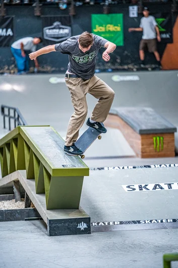 Back inside Jonas shows the judges how to 180 switch crook down a hubba.

<!--damnamnetherlandsday3-->