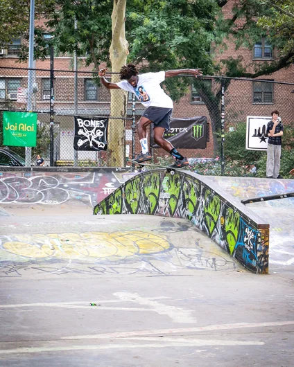 Aaron Davis laying down the style on this back tail over the hump

<!--damnamnyc23-day2-->