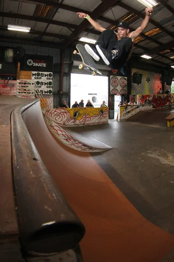 <!--dcssvid-->

Maycon Mota : Frontside Flip
