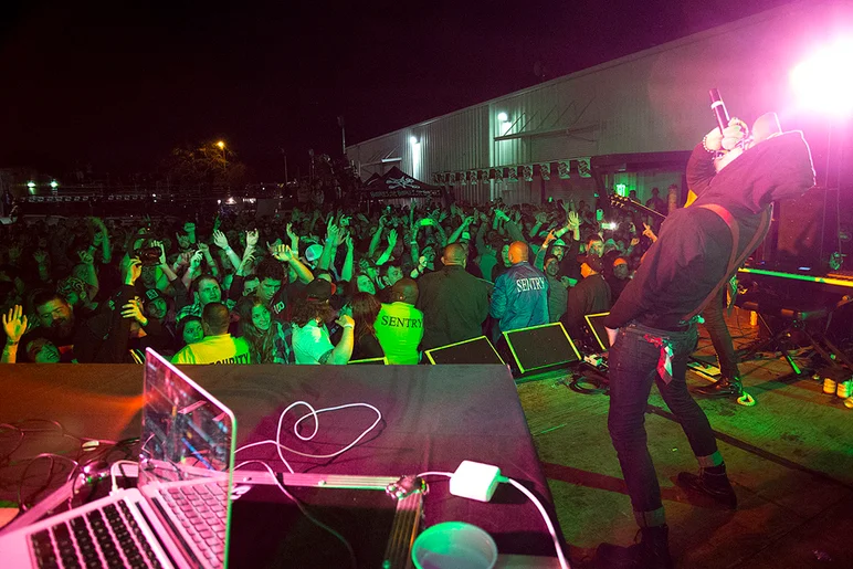 <!--pro16satnight-->

The crowd loving it!