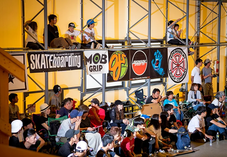 <!--daja18-quals-->

The kids have made their way into the rafters for a good view of the Best Trick Contest.
