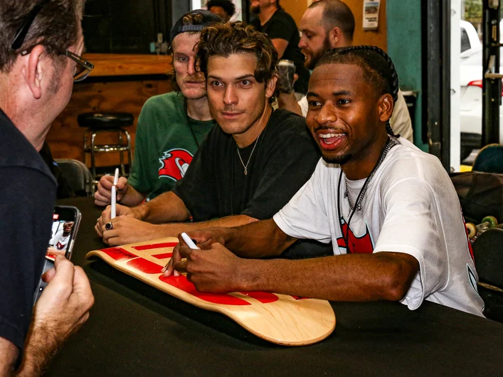 Ish always happy to give an autograph.


<!--gasgiantsdemo-->