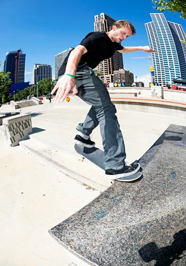 <!--dachi17practice-->

A man and his skateboard.