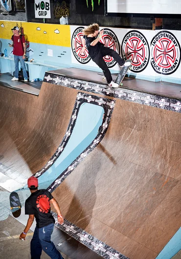 <!--am19qualsphotos-->

Someone had to get the Independent Best Trick Contest goin’ so Ethan DeMoulin stepped up with one of his classic F/S Noseblunt           
    Slides.
