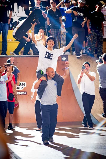 <!--am19finals-->

Then he hoists them onto his shoulders!