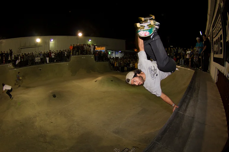 <!--am16consjam-->

Pedro Delfino, Frontside Invert Revert