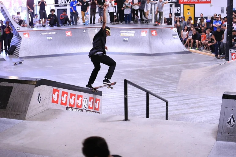 <!-- damnamvolcom14day2 -->

Kevin White - Front tail to fakie