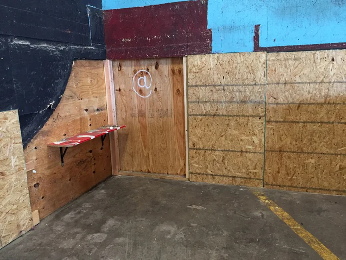 <!--NEWCOURSE16-->

We find all kinds of weird shit when taking out some of this old tranny. Throwback DVS bench? Shelf?