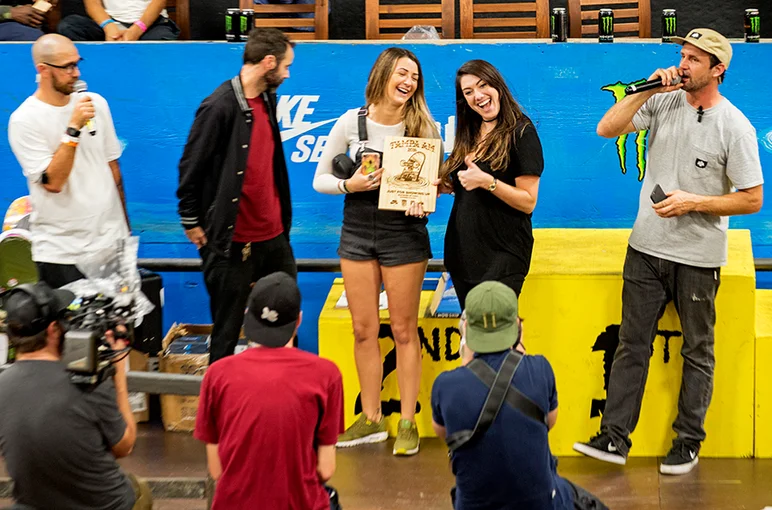 <!--am16sun-->

Thumbs up and thanks for comin' out to the SLS girls.