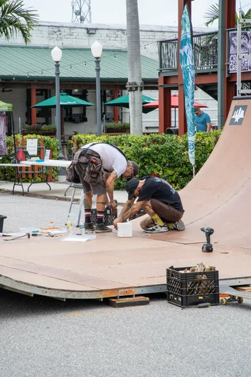 Scott and his new apprentice Rocco taking extra care of the radius and flat bottom

<!--skatingacrossborders2022-->