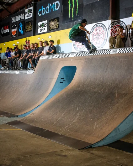 <!--cotc20photos-->

Cris Lesh : Nosegrind Grab over the Door Gap.
