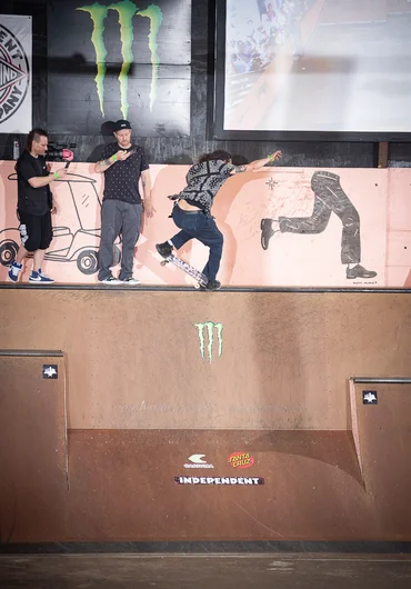 Evan Smith might have gotten second to last place, but who gives a shit when you
got Frontside Nosegrinds coast to coast like this.

<!--tampapro23day2-->