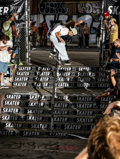 Kiki shuts it down with a ollie north backlip down the double set.


<!--damnamnyc23-skaterxl-->