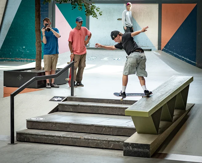 Alex Dehcunha gets the Finals started with a Backtail down the Hubba, Filmer Frank doesn’t miss the action unlike that other guy filming for SPOT : /

<!--damnambreda22finalsphotos-->