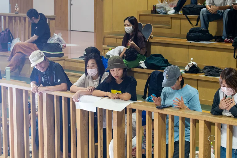 Miyuu and Aoi anxious in the stands while they wait for the women's results.

<!--damnamjapan2022finals-->