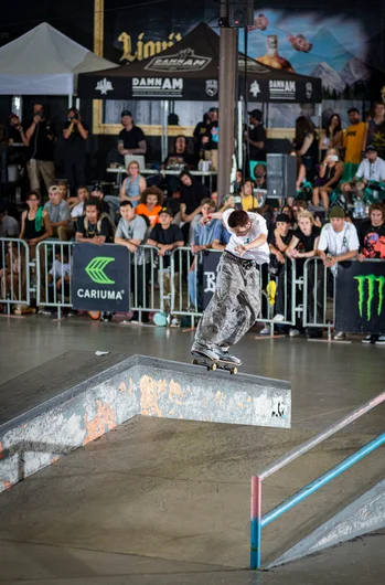 Loose and now lanky Lazer Crawford twists himself into a b/s 180 Fakie Grind.

<!--damnamla22finals-->