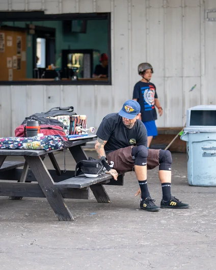 Brandon getting the pads on in the courtyard before heading into the warehouse for practice.

<!--oldmanbowljam23-->