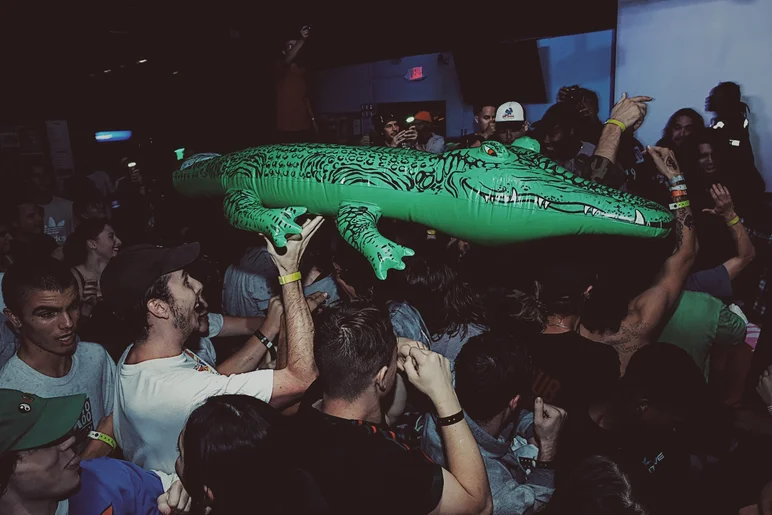 <!--am19rageclub-->

GATOR SURF!