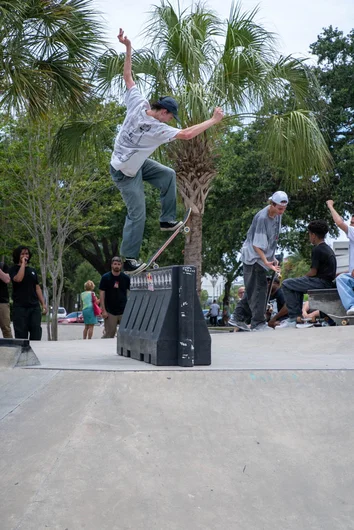 <!--gsd21-->
Peter does a Frontside Bluntslide for some cash.