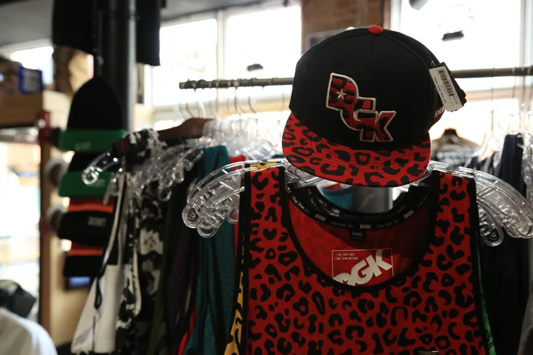 <!--sy14-->

I like how the shop displayed all the kits you can put together. Here is a DGK tanktop / hat combo.