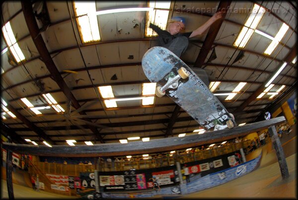 Kanaan Dern - frontside nosegrind