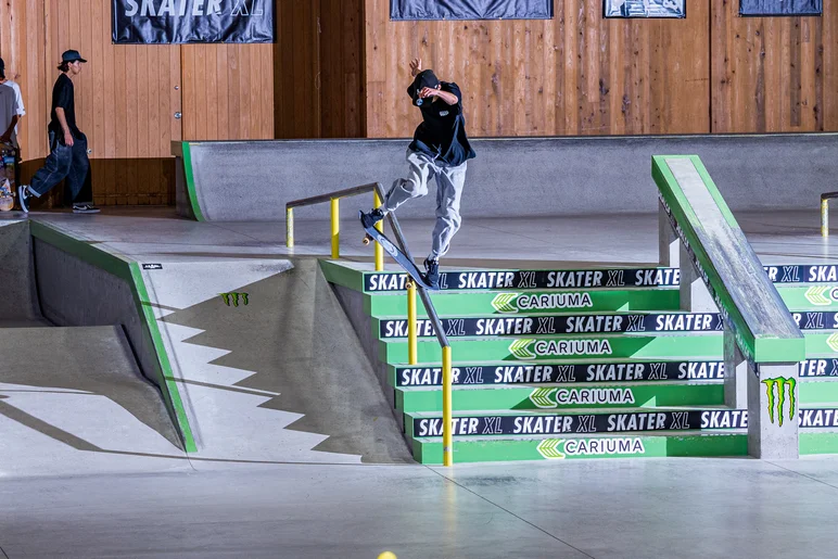 Raimu Abe leaning his way into a front noseblunt.


<!--damnamjapan2023mensfinals-->