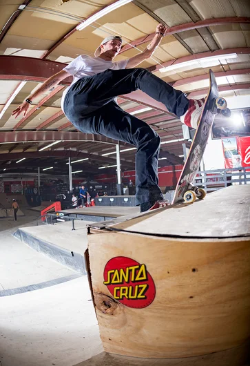 <!--dachi19d1-->

Daniel Stephens slaps up into a Front Blunt.
