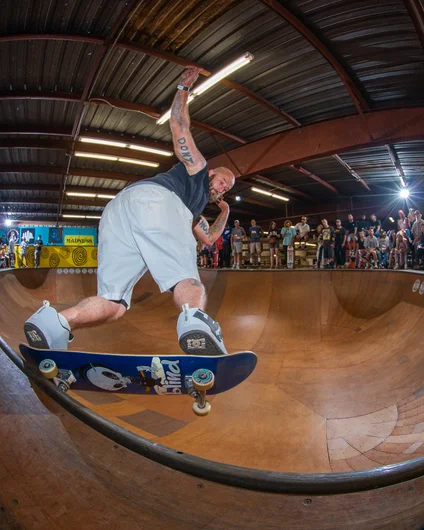 John May going switch in the 90's kit.

<!--ombj2022-->