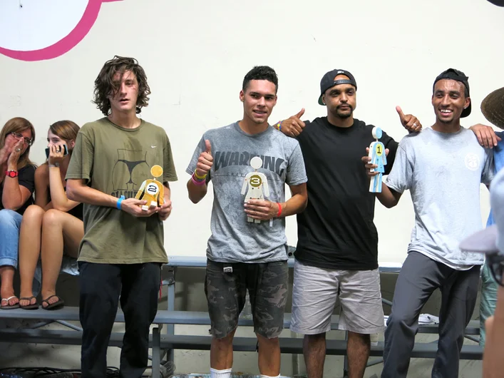 <!--agenda14-->

Each shop was allowed one rider from the team to enter the contest. As you can see, our boy Jereme Knibbs was our rider for the contest, and he came up on the 2nd place prize. Jeron Wilson approves the top 3 winners.













