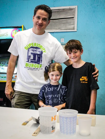 <!--consproject-->

Edwin brought his kids to enjoy the class.
