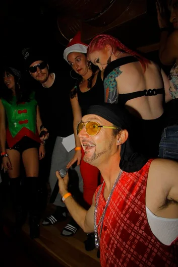 <!-- ghettoxmasthirteen -->

You know what time it is! Booty Shaking Contest!