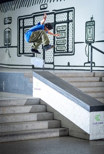 Steven Vasquez gets his back with a Solid Heelflip.

<!--damnamla22finals-->