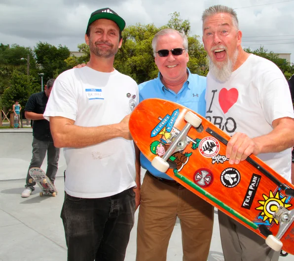 <!--brobowl2-->

Who's that in the middle? Bob Buckhorn, The Mayor of Tampa! And he backs skating, what could be better than that?