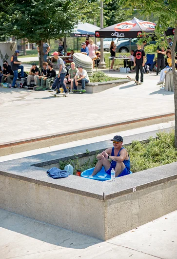 <!--dachi18-finals-->

We have pool and a pond, pond would be good for you.
